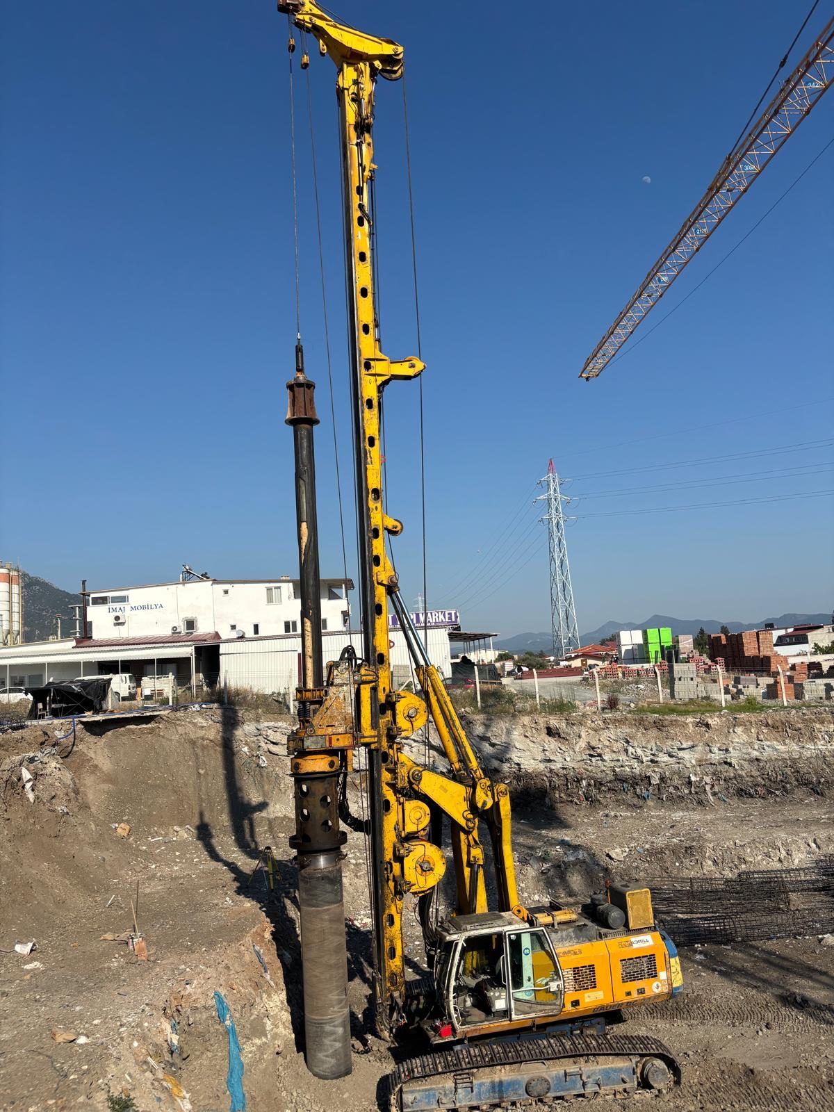 Vuraltaş Geoteknik fore kazık makinesi sahada muhafaza borusu ile delgi yaparken