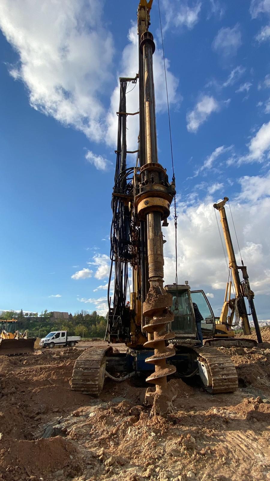 Fore kazık delgi makinesi sahada burgu ile çalışırken