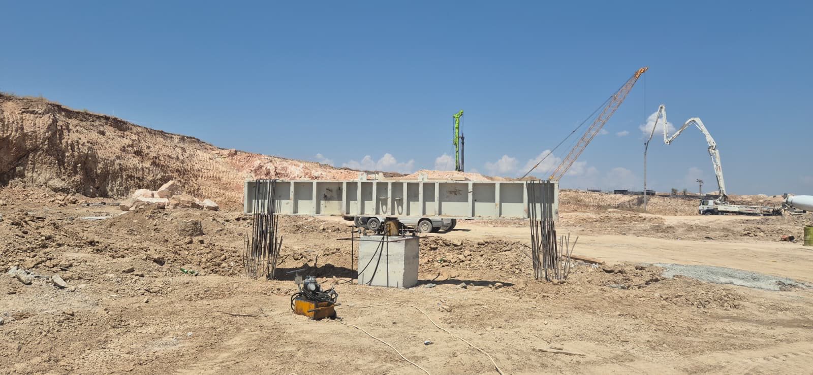 Kazık yükleme testi için hazırlanan beton eleman ve ekipman